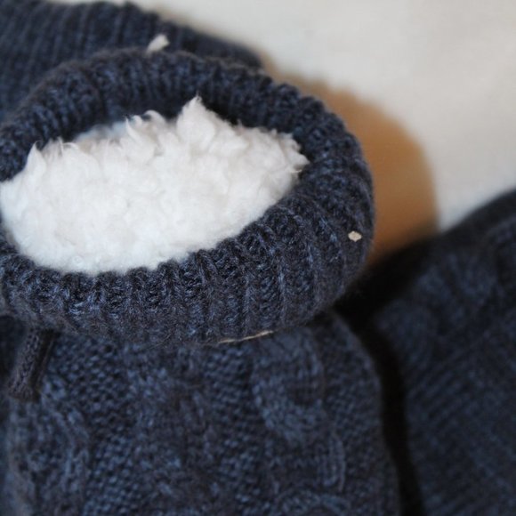 NWT WOMEN'S GIRLS SWEATER POM FLEECE LINED SLIPPERS SOCKS NAVY BLUE - Picture 4 of 4